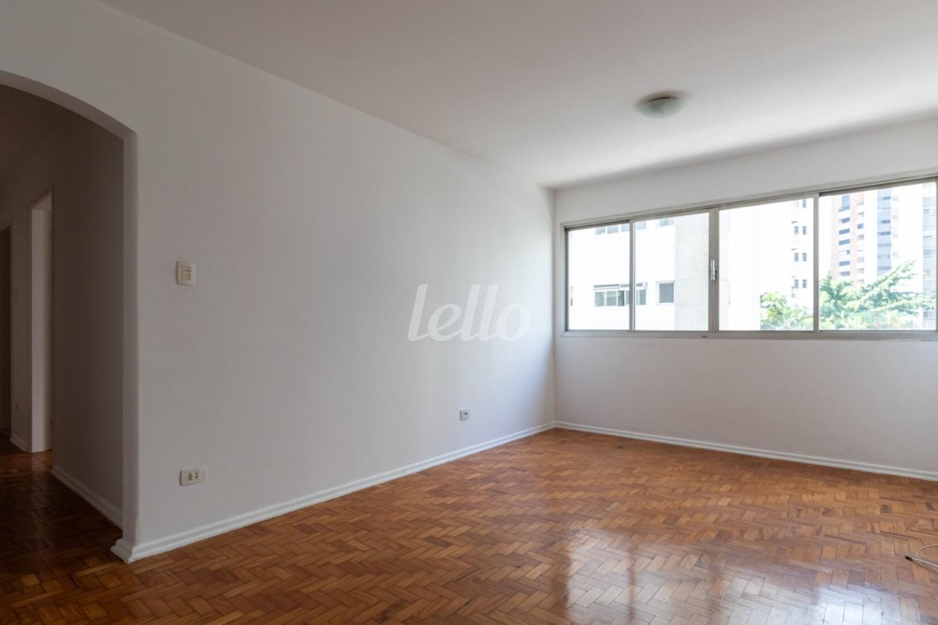 SALA de Apartamento para alugar, Padrão com 80 m², 2 quartos e 1 vaga em Indianópolis - São Paulo