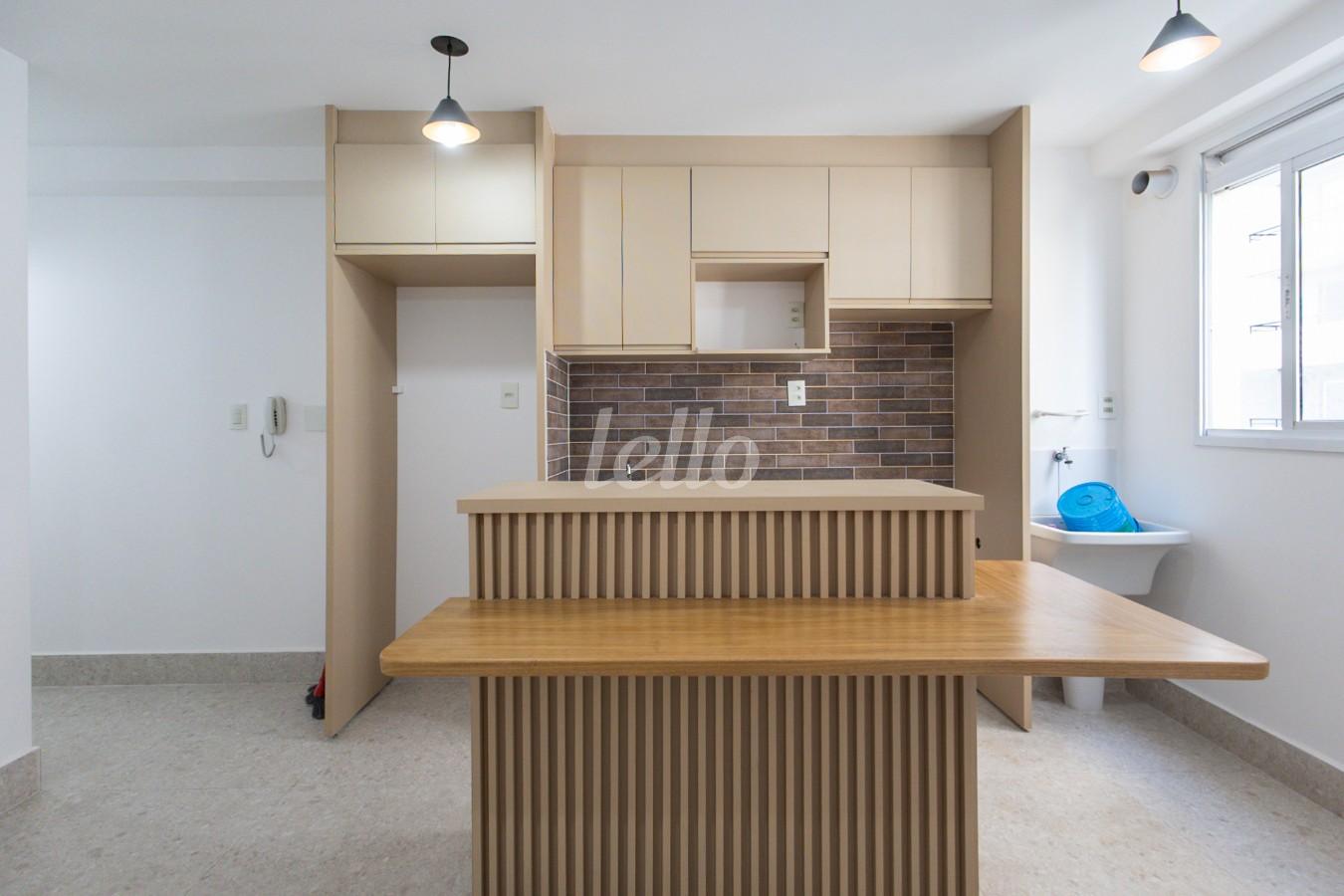 COZINHA E AREA DE SERVIÇO de Apartamento para alugar, Padrão com 40 m², 1 quarto e em Brás - São Paulo