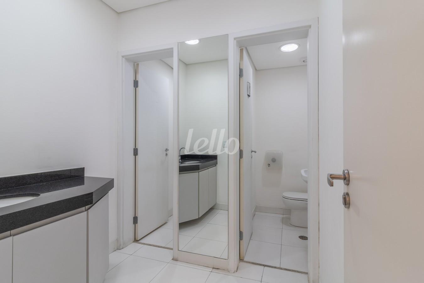 BANHEIROS de Sala / Conjunto para alugar, Padrão com 296 m², e 12 vagas em Butantã - São Paulo