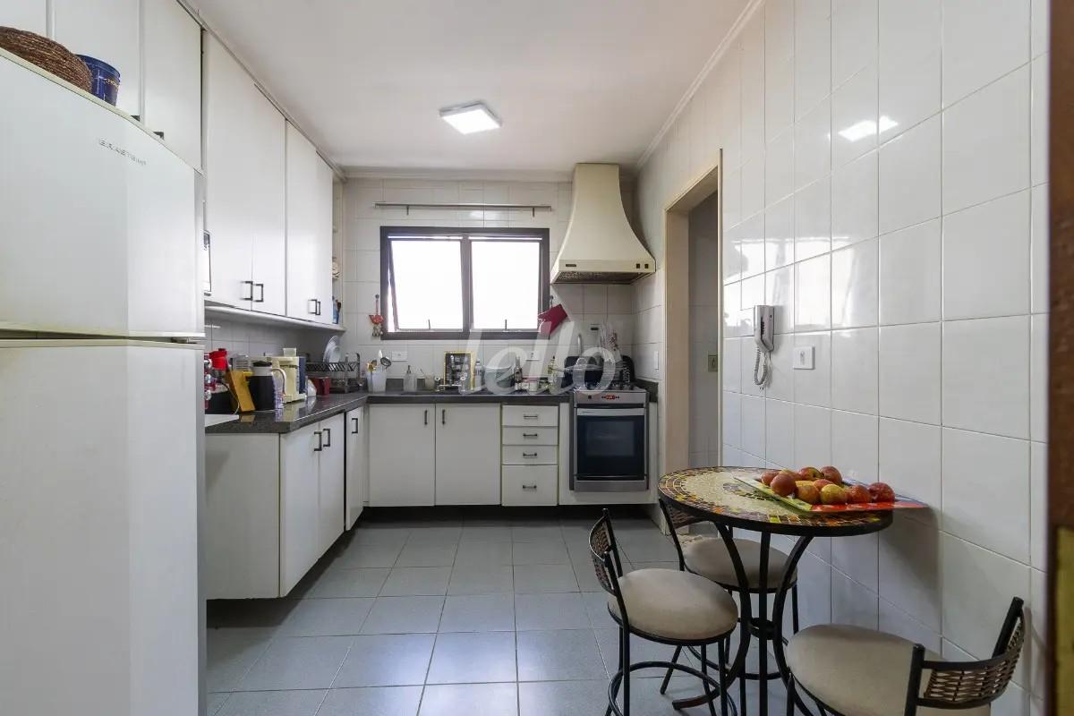 COZINHA de Apartamento à venda, Padrão com 122 m², 3 quartos e 2 vagas em Indianópolis - São Paulo