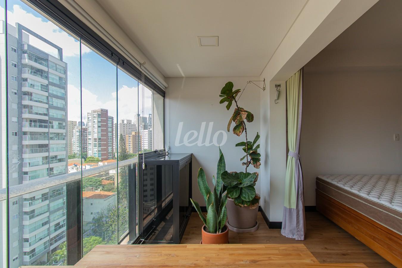 SACADA de Apartamento à venda, Padrão com 42 m², e 1 vaga em Vila Mariana - São Paulo