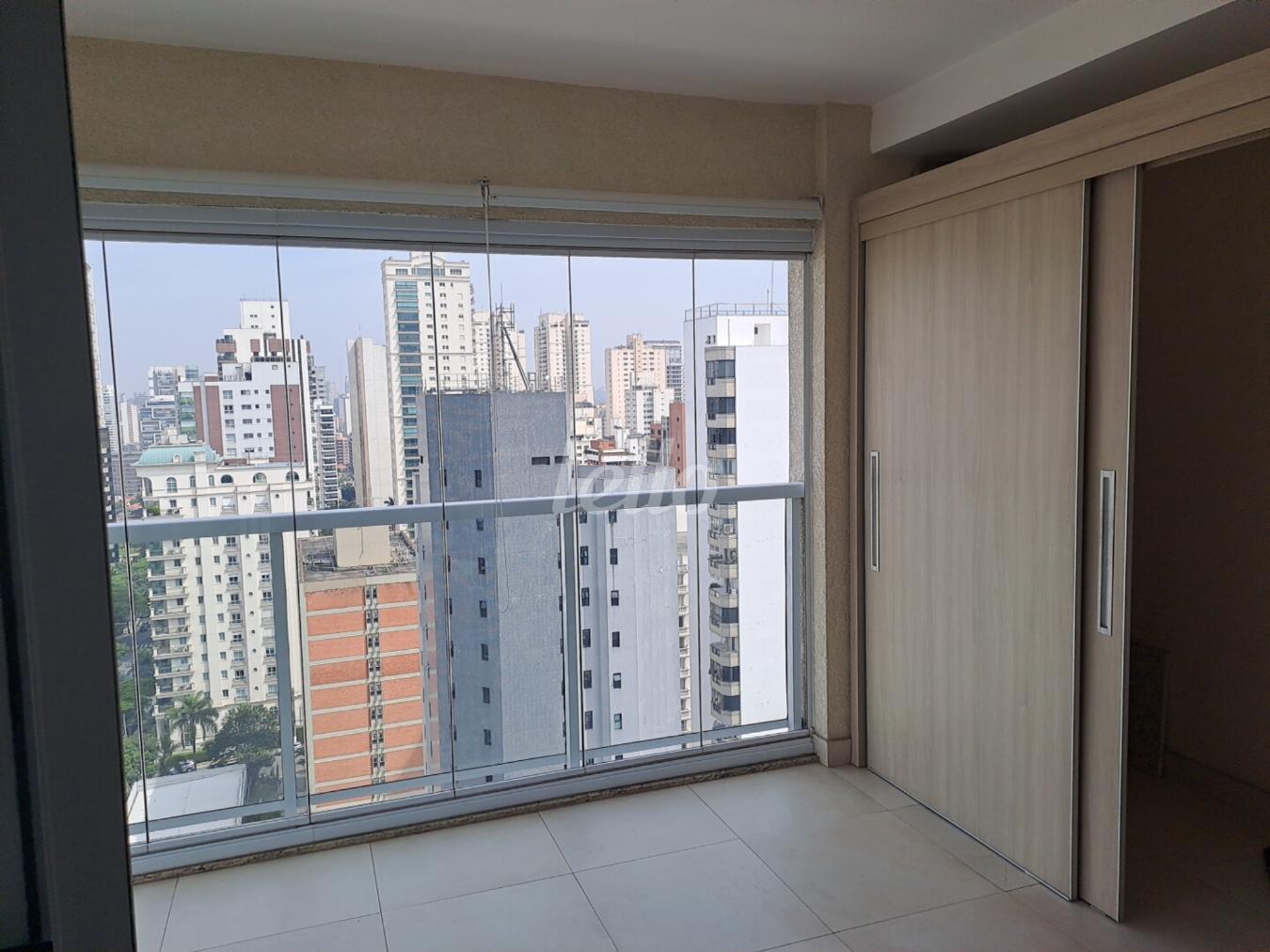 1-VARANDA-002.JPG de Apartamento para alugar, Padrão com 43 m², 1 quarto e 1 vaga em Santo Amaro - São Paulo