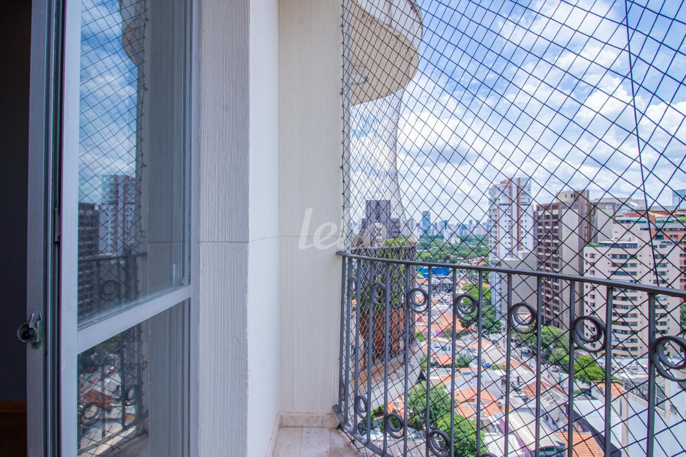 02SACADAVARANDA_001.JPG de Apartamento à venda, Duplex com 218 m², 3 quartos e 2 vagas em Pinheiros - São Paulo