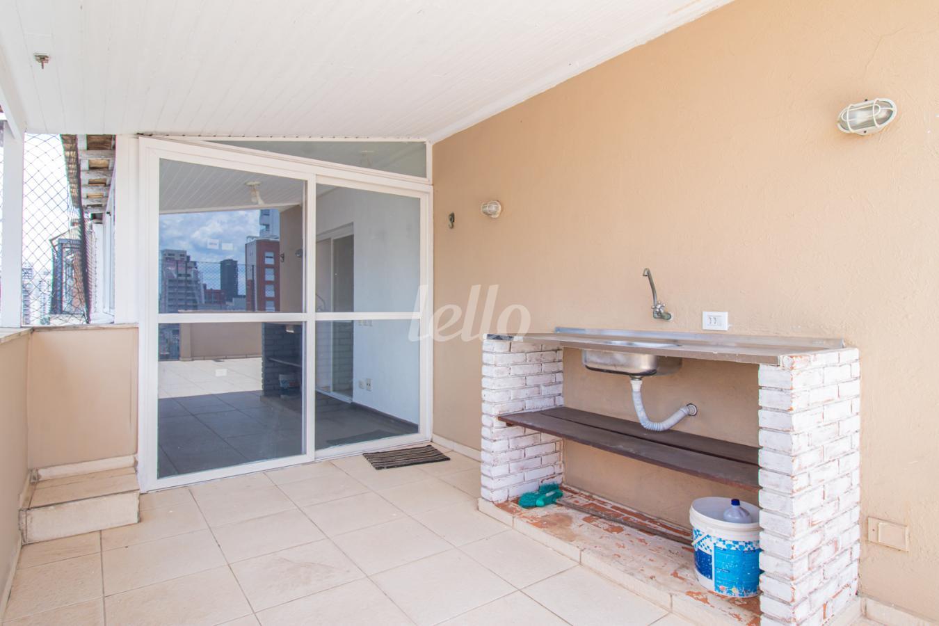 02SACADAVARANDA_008.JPG de Apartamento à venda, Duplex com 218 m², 3 quartos e 2 vagas em Pinheiros - São Paulo