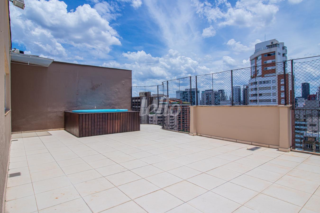 02SACADAVARANDA_009.JPG de Apartamento à venda, Duplex com 218 m², 3 quartos e 2 vagas em Pinheiros - São Paulo