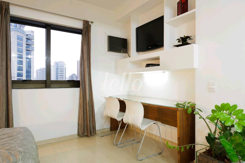 DORMITÓRIO de Apartamento à venda, Padrão com 24 m², 1 quarto e 1 vaga em Indianópolis - São Paulo