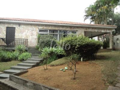 FACHADA de Casa para alugar, térrea com 600 m², e 4 vagas em Vila Carrão - São Paulo