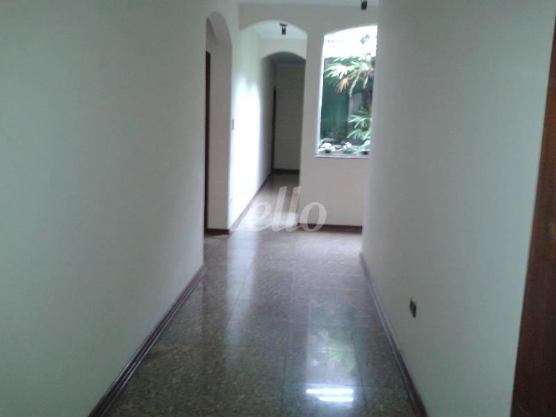 CORREDOR de Casa à venda, sobrado com 640 m², 3 quartos e 4 vagas em Vila Aquilino - Santo André