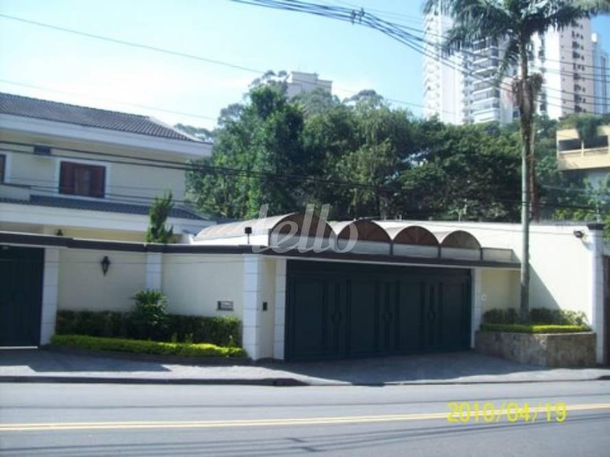 FACHADA de Casa à venda, assobradada com 750 m², 6 quartos e 10 vagas em Paineiras do Morumbi - São Paulo