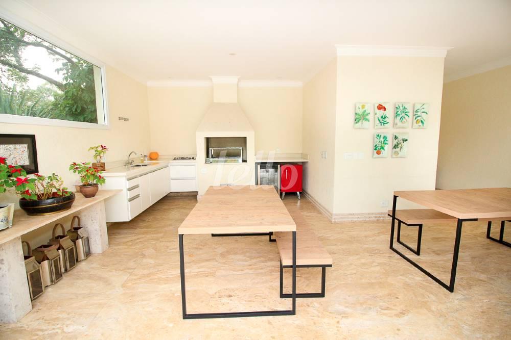ÁREA GOURMET de Casa à venda, em condomínio - sobrado com 900 m², 5 quartos e 4 vagas em Fazenda Morumbi - São Paulo