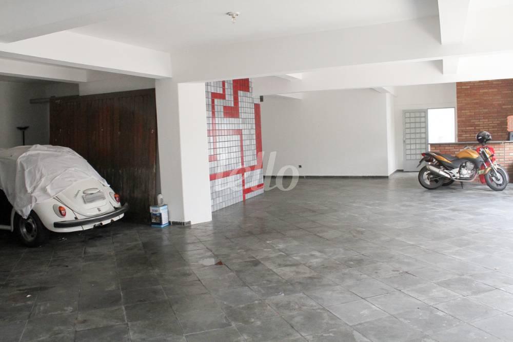 GARAGEM de Casa à venda, sobrado com 600 m², 4 quartos e 8 vagas em Jardim Textil - São Paulo