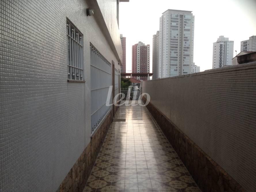 CORREDOR LATERAL de Casa à venda, sobrado com 900 m², 3 quartos e 10 vagas em Tatuapé - São Paulo