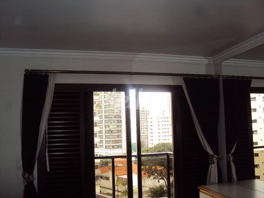 DORMITÓRIO CASAL COM SACADA de Apartamento à venda, Padrão com 235 m², 4 quartos e 4 vagas em Planalto Paulista - São Paulo