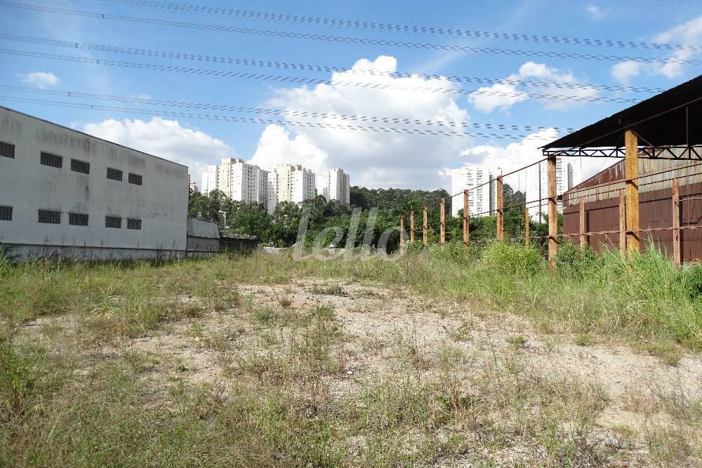 TERRENO FUNDOS de Galpão/Armazém para alugar, Padrão com 11000 m², e 30 vagas em Vila Das Belezas - São Paulo