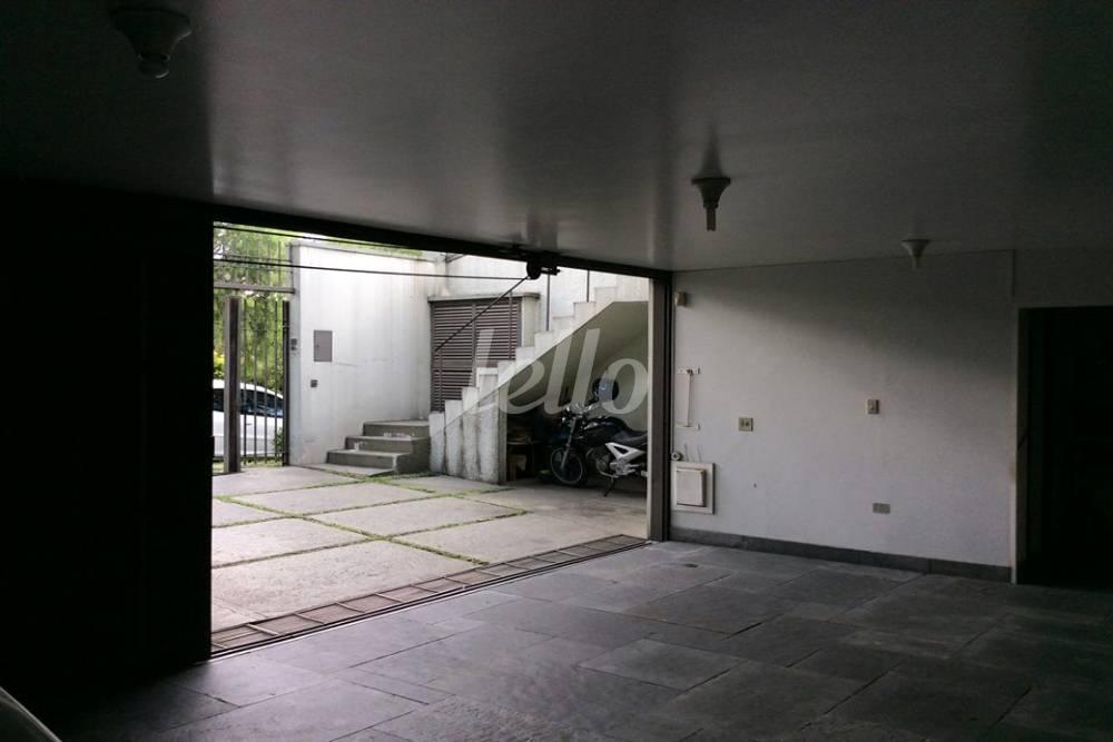 GARAGEM de Casa à venda, sobrado com 600 m², 4 quartos e 8 vagas em Jardim Luzitânia - São Paulo