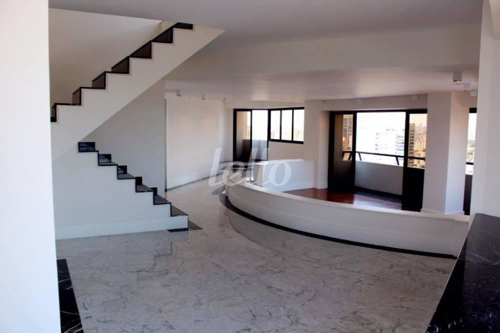 LIVING AMPLO de Apartamento à venda, cobertura - Padrão com 500 m², 4 quartos e 4 vagas em Aclimação - São Paulo