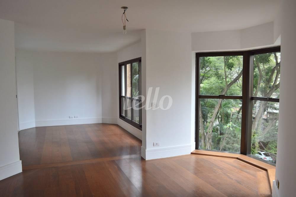 LIVING de Apartamento à venda, Padrão com 210 m², 3 quartos e 3 vagas em Vila Nova Conceição - São Paulo