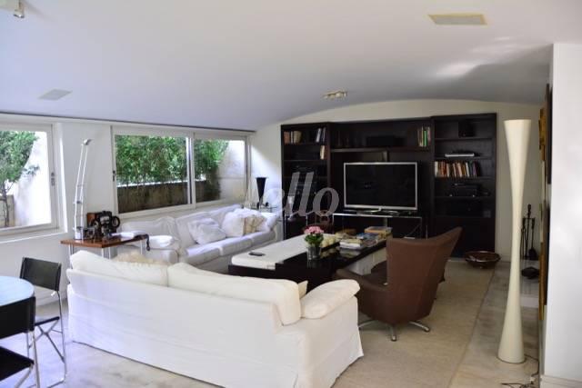 SALA DE TV de Casa à venda, sobrado com 750 m², 5 quartos e 6 vagas em Jardins - São Paulo