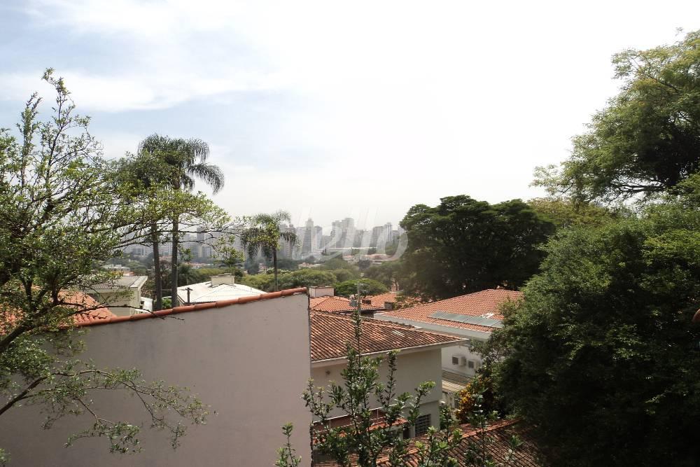 VISTA POSTERIOR de Casa à venda, sobrado com 279 m², 4 quartos e 4 vagas em Pacaembu - São Paulo
