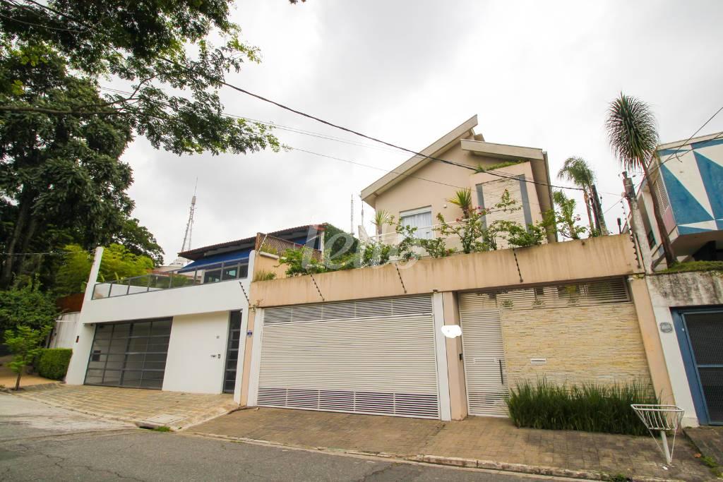 FACHADA de Casa à venda, sobrado com 450 m², 4 quartos e 3 vagas em Sumaré - São Paulo