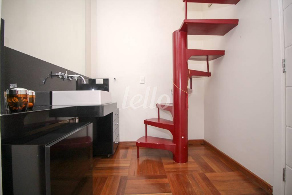 ESCADA de Casa à venda, sobrado com 450 m², 4 quartos e 3 vagas em Sumaré - São Paulo