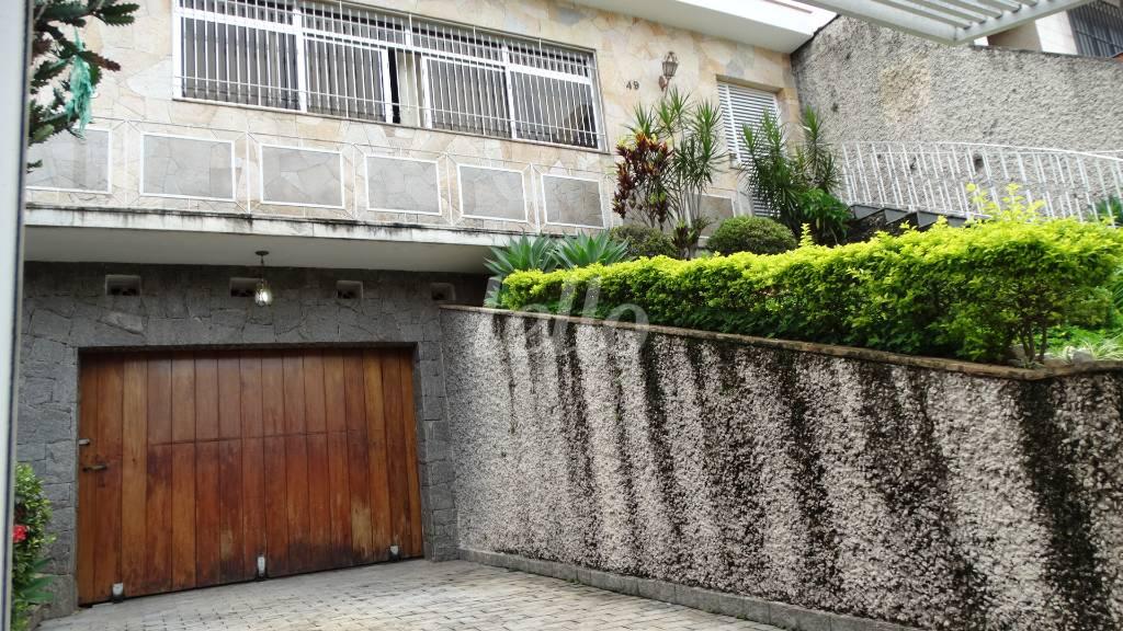 FACHADA de Casa à venda, assobradada com 337 m², 3 quartos e 3 vagas em Vila Mazzei - São Paulo