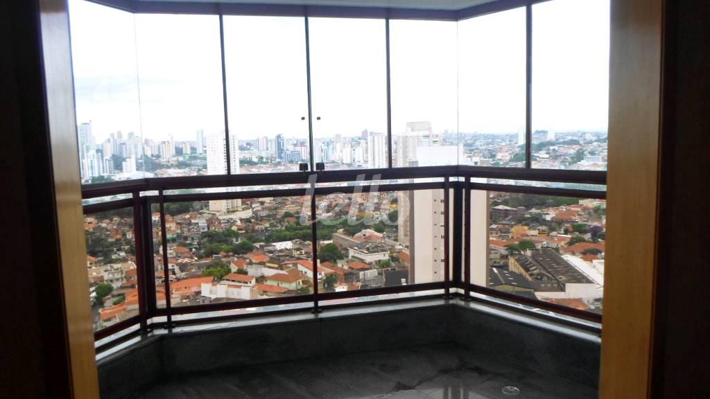 SACADA DA SALA FECHADA de Apartamento à venda, Padrão com 144 m², 3 quartos e 3 vagas em Vila Bertioga - São Paulo