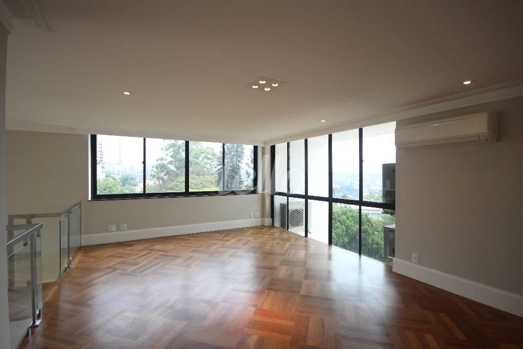 SALA NO PISO SUPERIOR de Apartamento à venda, Padrão com 284 m², 3 quartos e 4 vagas em Higienópolis - São Paulo