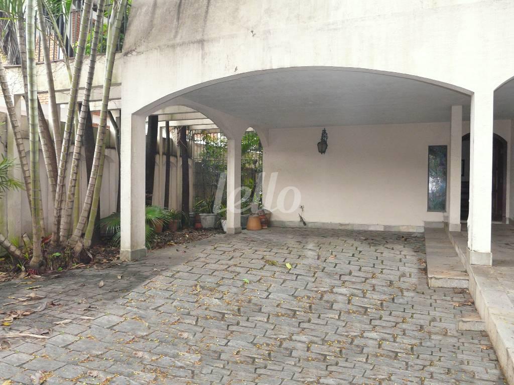 GARAGEM de Casa à venda, sobrado com 341 m², 4 quartos e 4 vagas em Alto de Pinheiros - São Paulo