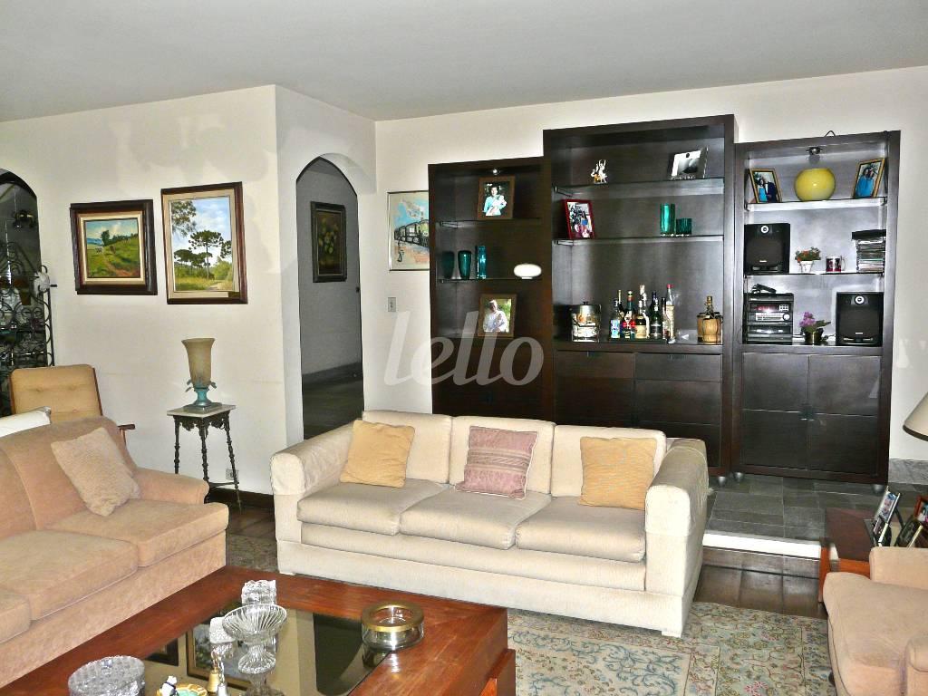 LIVING de Casa à venda, sobrado com 341 m², 4 quartos e 4 vagas em Alto de Pinheiros - São Paulo