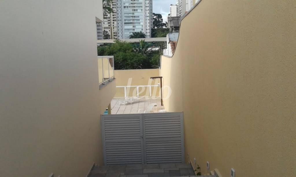 CORREDOR EXTERNO COM ACESSO A ÁREA DE LAZER COM PISCINA de Casa à venda, sobrado com 682 m², 3 quartos e 8 vagas em Campo Belo - São Paulo