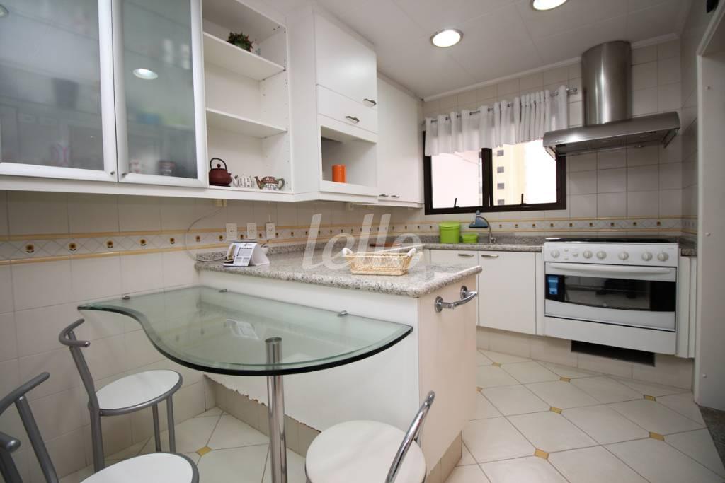 COZINHA de Apartamento à venda, Padrão com 163 m², 3 quartos e 3 vagas em Vila Analia Franco - São Paulo