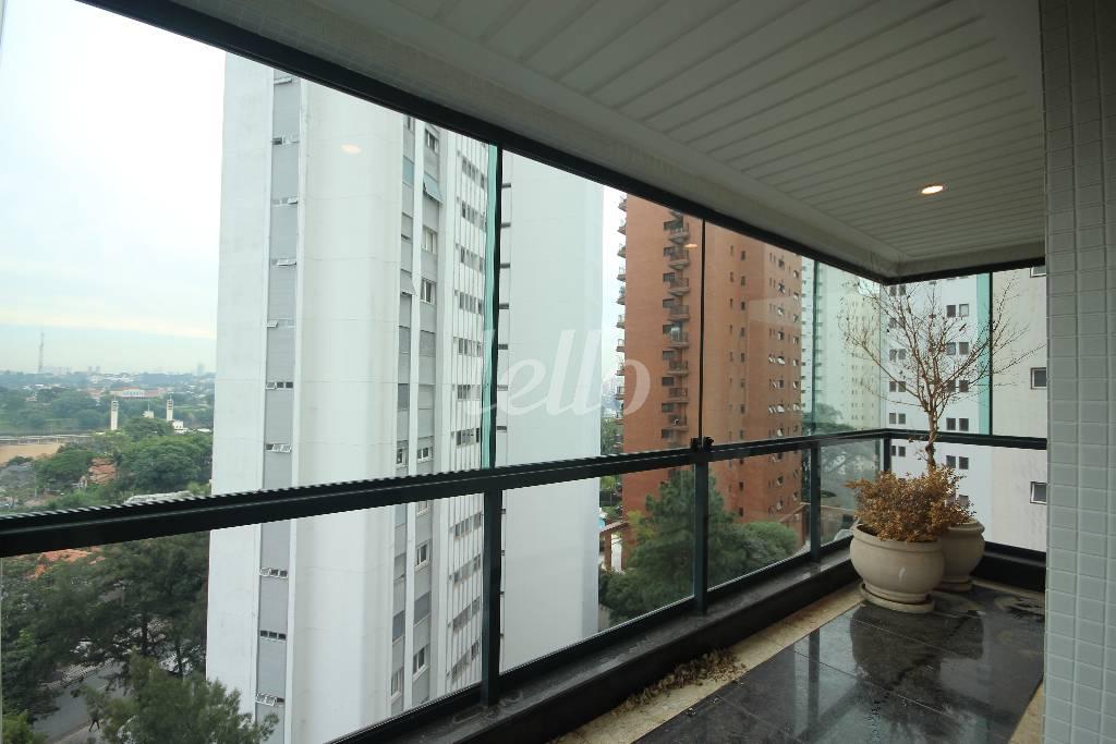 VARANDA de Apartamento à venda, Padrão com 202 m², 4 quartos e 4 vagas em Higienópolis - São Paulo