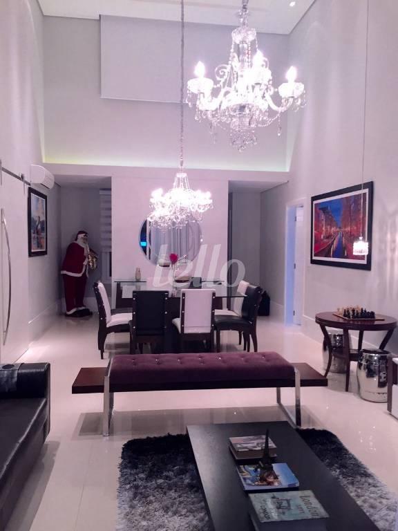 SALA de Casa à venda, em condomínio - térrea com 330 m², 4 quartos e 6 vagas em Medeiros - Jundiaí