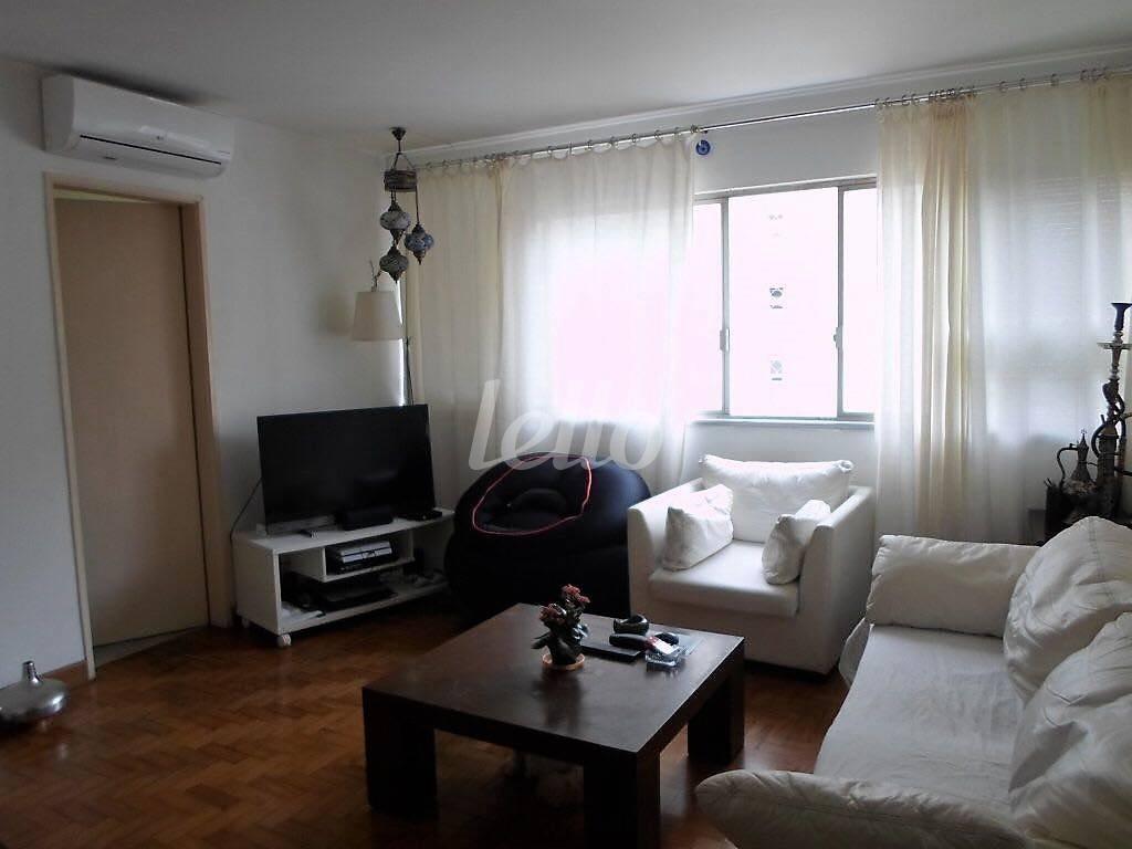 SALA DOIS AMBIENTES de Apartamento à venda, Padrão com 74 m², 2 quartos e 1 vaga em Indianópolis - São Paulo
