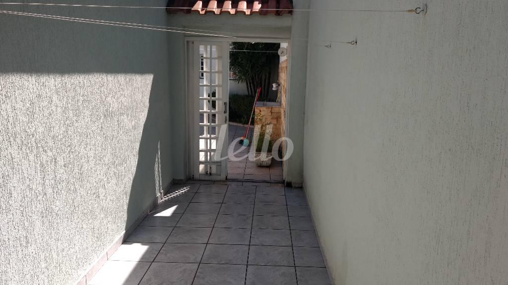 CORREDOR EXTERNO de Casa à venda, térrea com 240 m², 3 quartos e 3 vagas em Vila Mussolini - São Bernardo do Campo