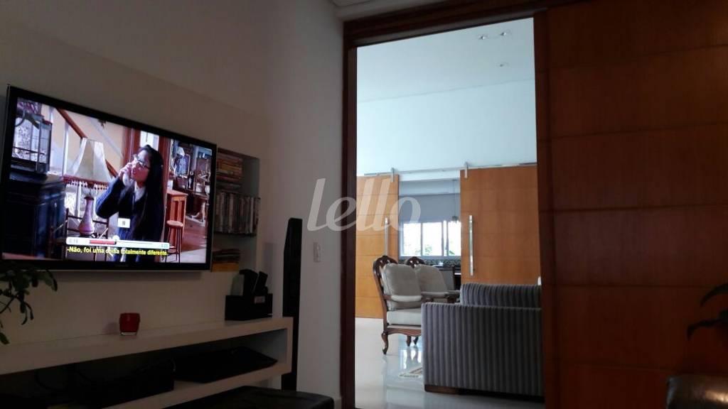 SALA DE TV de Casa à venda, sobrado com 660 m², 4 quartos e 6 vagas em Condominio Arujá 5 - Arujá