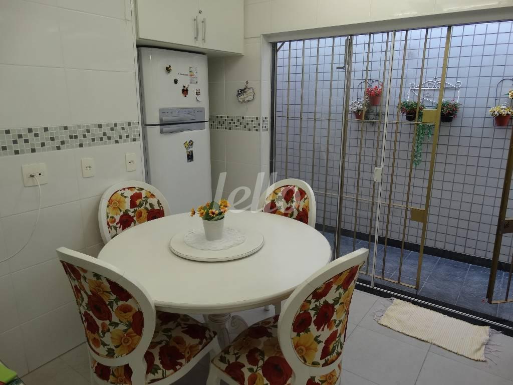 COPA de Casa para alugar, térrea com 200 m², 3 quartos e 5 vagas em Jardim Caravelas - São Paulo