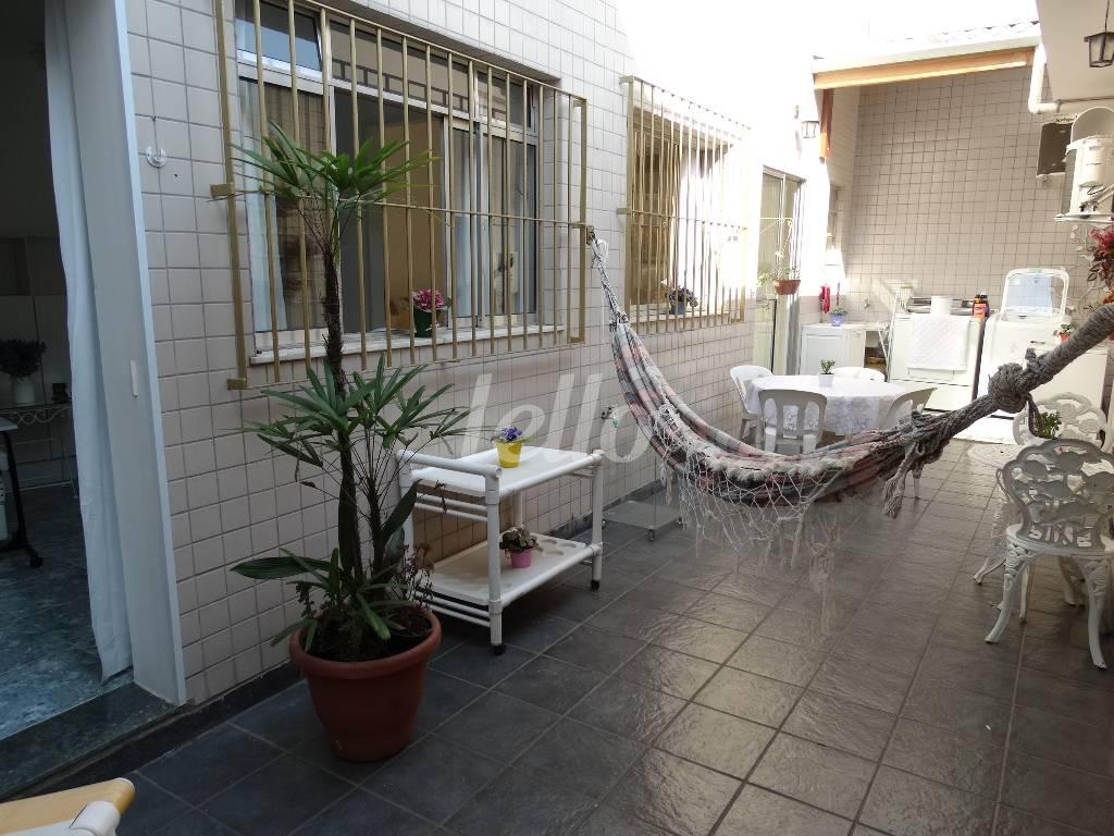 QUINTAL de Casa para alugar, térrea com 200 m², 3 quartos e 5 vagas em Jardim Caravelas - São Paulo
