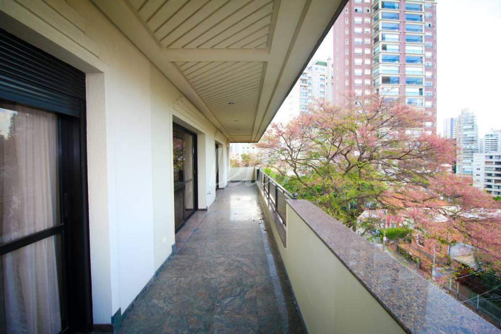 VARANDA de Apartamento à venda, Padrão com 320 m², 4 quartos e 4 vagas em Aclimação - São Paulo