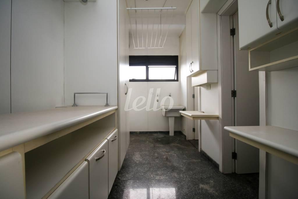 ÁREA DE SERVIÇO de Apartamento à venda, Padrão com 320 m², 4 quartos e 4 vagas em Aclimação - São Paulo