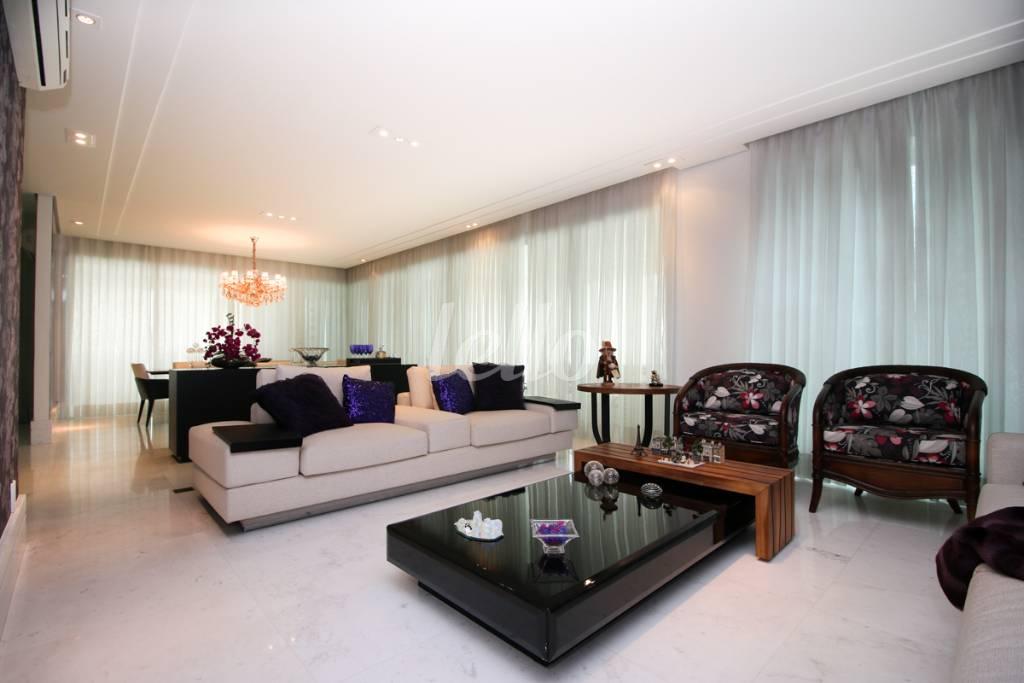 LIVING de Apartamento à venda, Padrão com 335 m², 3 quartos e 5 vagas em Vila Regente Feijó - São Paulo