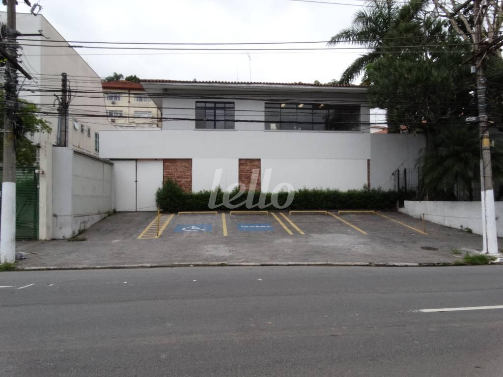 FACHADA de Casa para alugar, sobrado com 717 m², e 15 vagas em Pacaembu - São Paulo