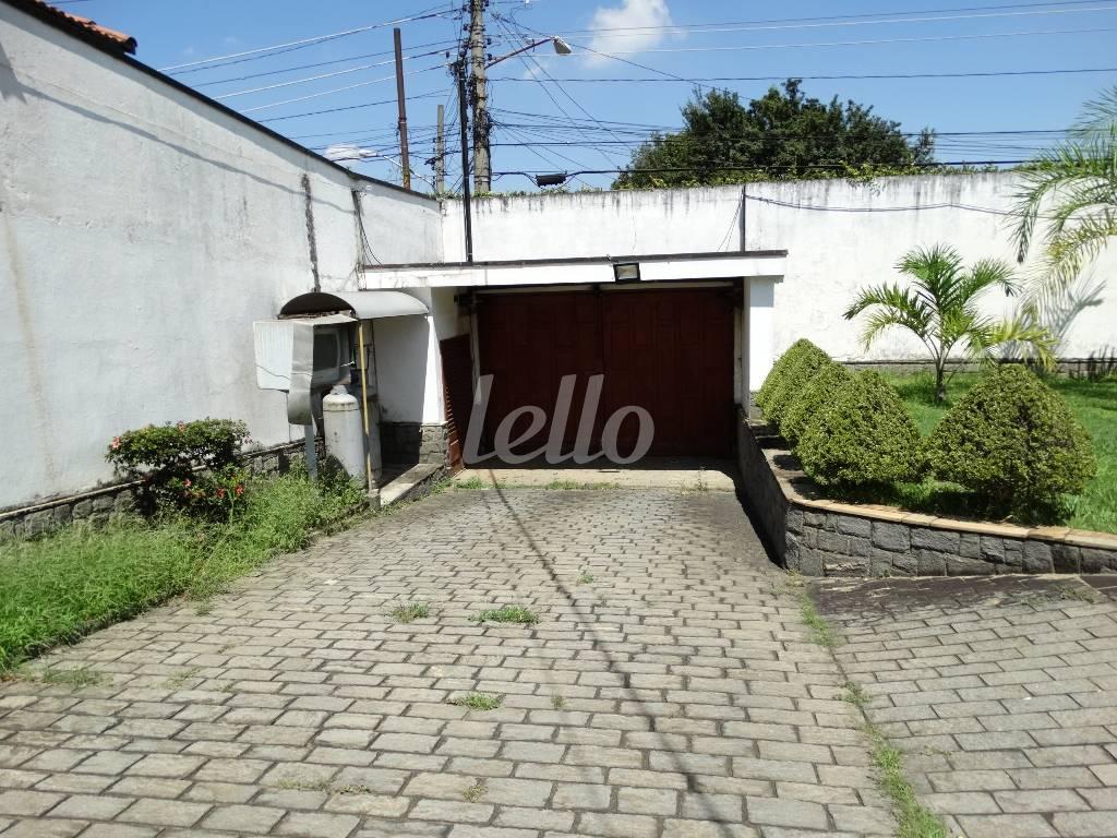 ENTRADA CARROS de Casa à venda, térrea com 500 m², e 30 vagas em Vila Independência - São Paulo
