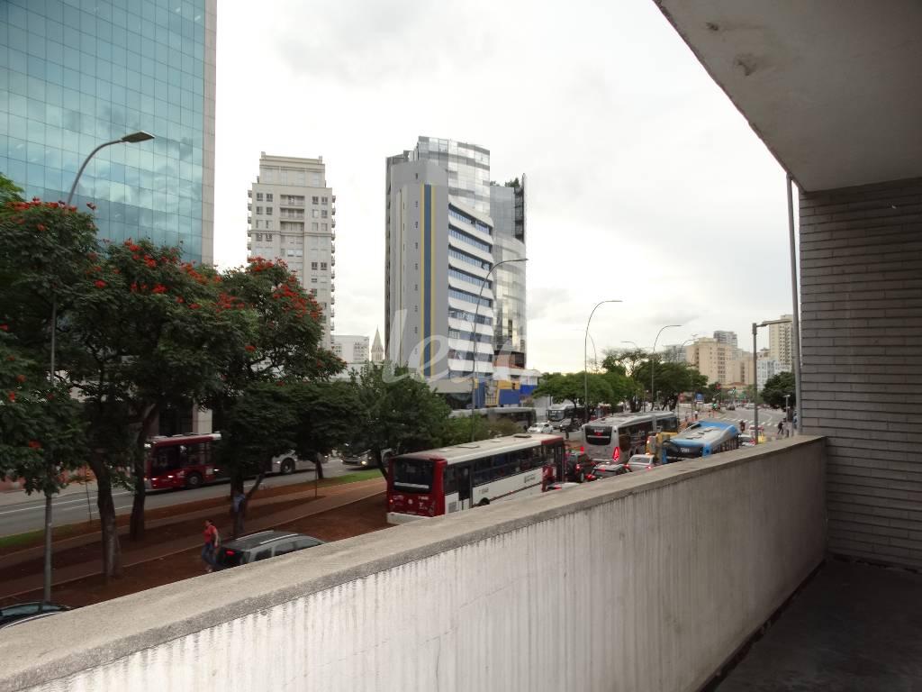 TERRAÇO de Sala / Conjunto para alugar, Padrão com 130 m², e em Jardim Paulistano - São Paulo