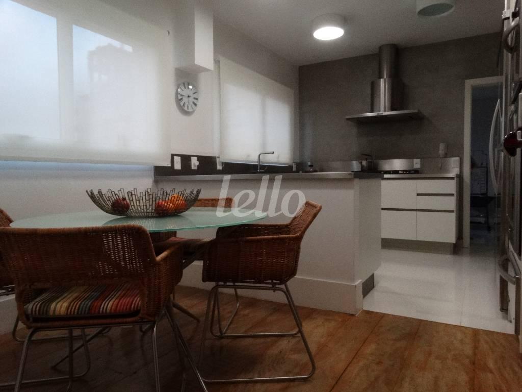 COPA de Apartamento para alugar, Padrão com 240 m², 3 quartos e 4 vagas em Santa Cecília - São Paulo