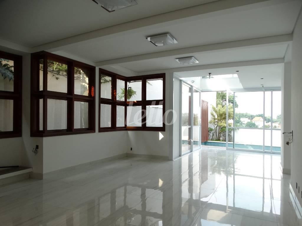 SALA de Casa para alugar, sobrado com 450 m², 4 quartos e 5 vagas em Sumaré - São Paulo