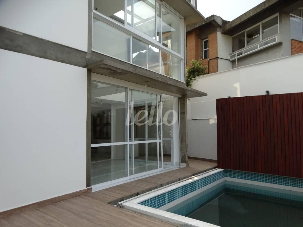 PISCINA de Casa para alugar, sobrado com 450 m², 4 quartos e 5 vagas em Sumaré - São Paulo