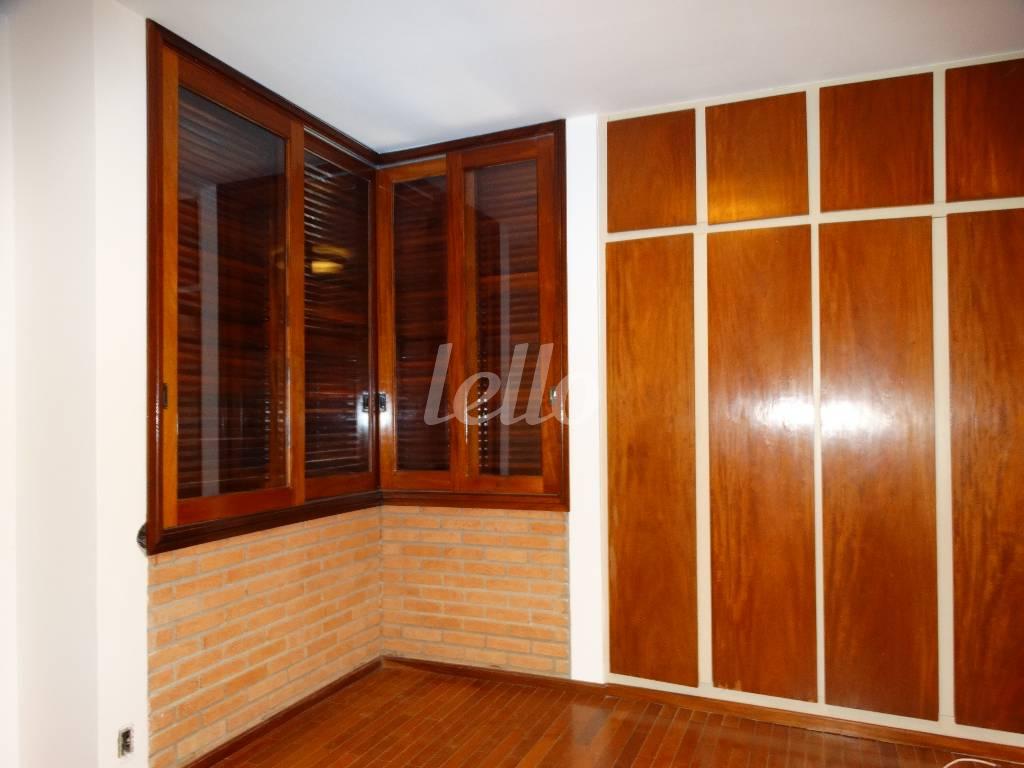 SUÍTE de Casa para alugar, sobrado com 450 m², 4 quartos e 5 vagas em Sumaré - São Paulo