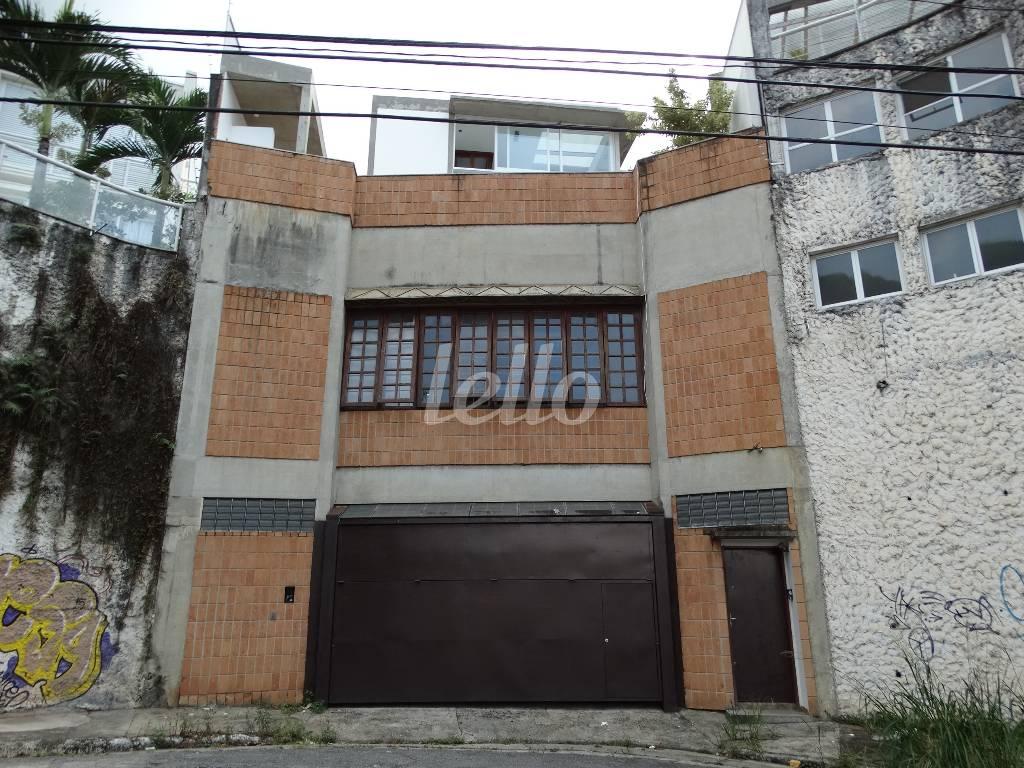 FACHADA FUNDOS de Casa para alugar, sobrado com 450 m², 4 quartos e 5 vagas em Sumaré - São Paulo
